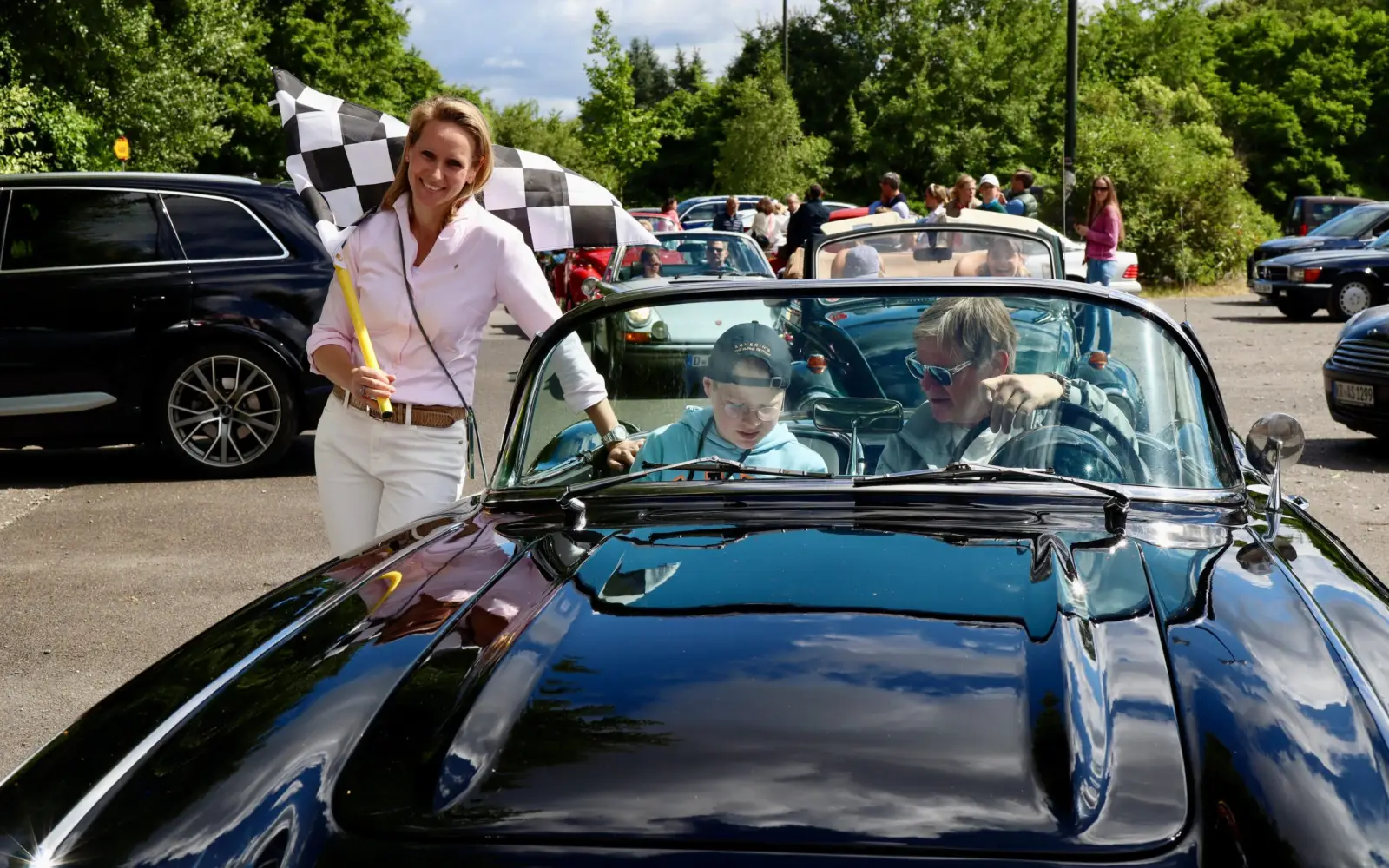 Im Minutentakt starten die Teilnehmerfahrzeuge der zweiten Lions Family Trophy des Lions Club Düsseldorf-Schloss Kalkum. Foto: lc