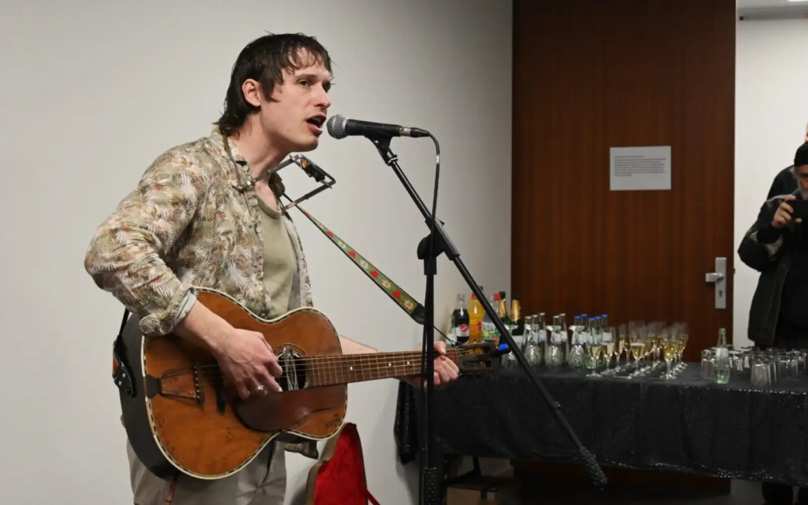 Als Überraschungsgast untermalte Philipp Eisenblätter die Vernissage musikalisch. Foto: sam