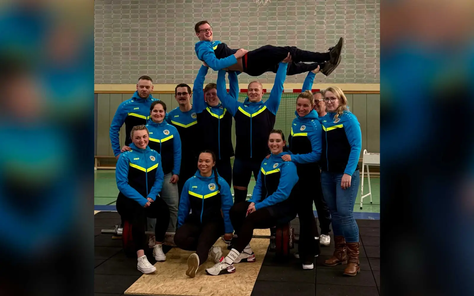 Die Gewichtheber der SG Duisburg-Süd 98/20 feiern ihren Aufstieg in die Regionalliga West. Foto: privat