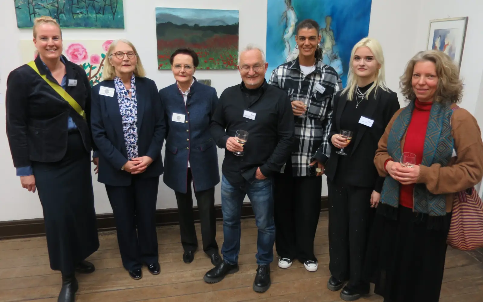 Gabi Luigs, Vorsitzende KREA, Kerstin Döhler, Vorsitzende HBV, Ursula Lösch, stellv. Vorsitzende HBV, Norbert Höveler, Maya Spelleken, Jasmin Beyer und Ingrid Schnitzler, Dozentinnen und Dozenten der KREA (von links). Foto: hs
