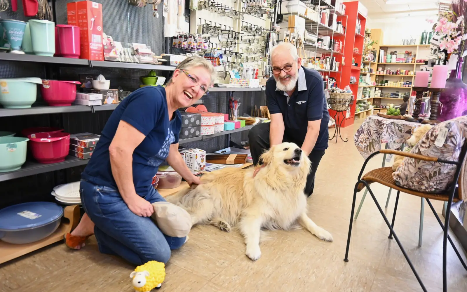 Ulrike und Karl Albers mit ihrem „Apollo“ – für den Tierschutz ist die letzte Aktion in ihrem Geschäft „Albers Ambiente“ gedacht. Archivfoto: sam