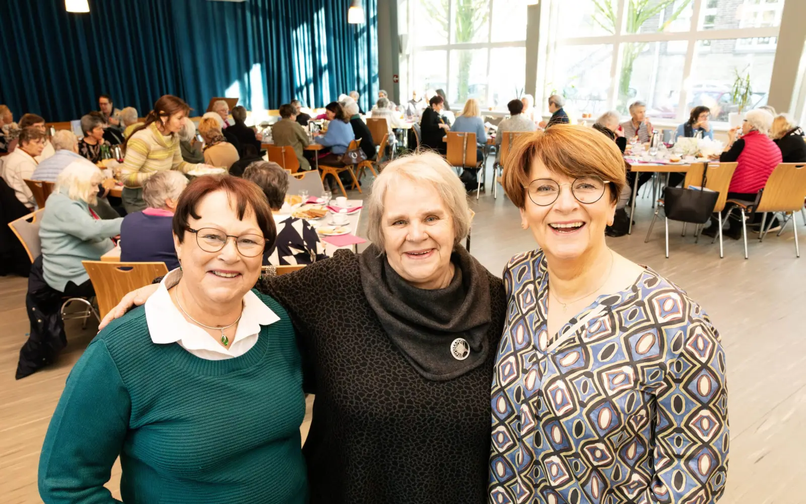 Beim Ökumenischen Frauenfrühstück in Wedau diskutieren Uta Fischer, Elke Jäger und Sabine Kandel (von links) über Neuanfänge. Foto: Bartosz Galus