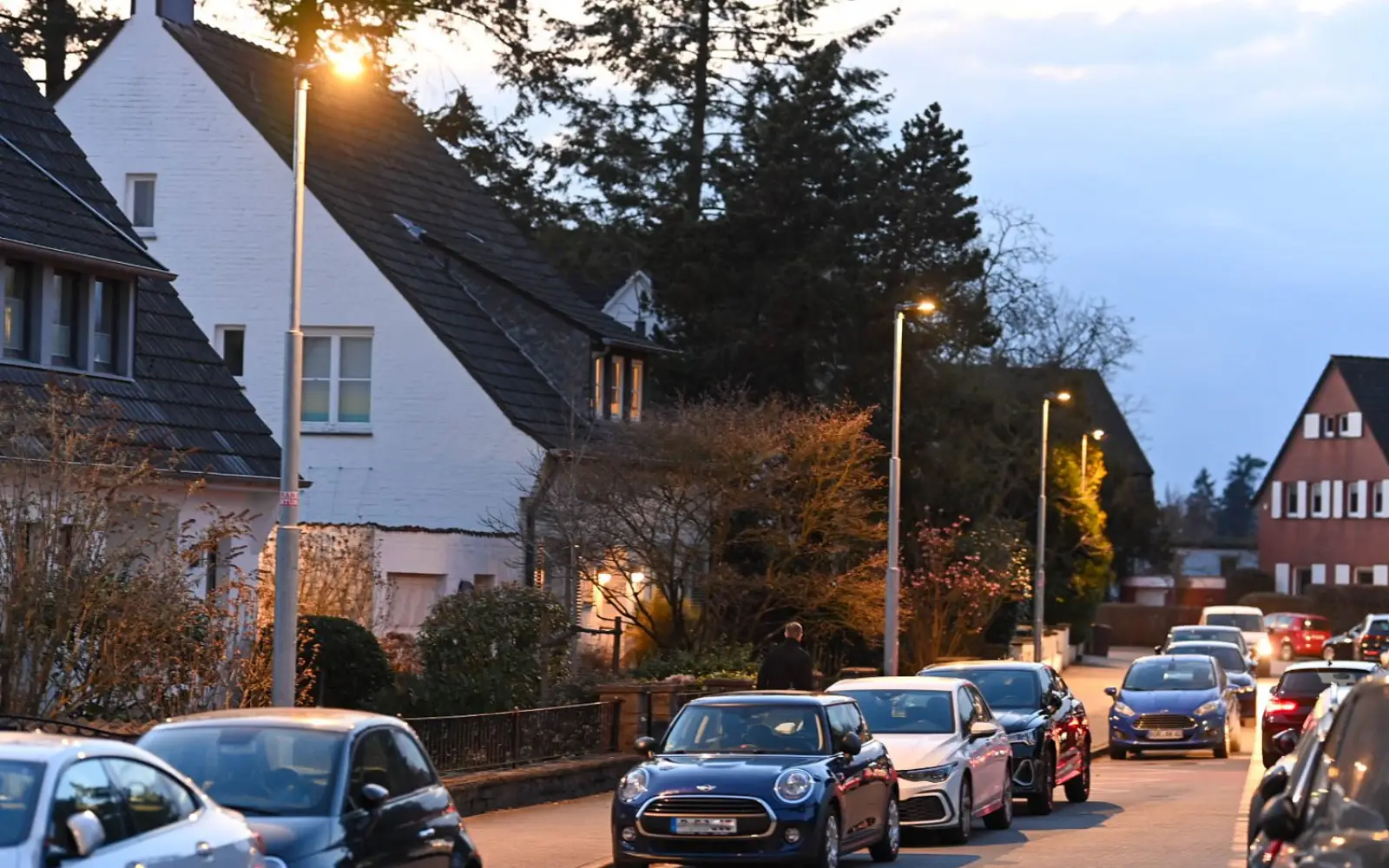 Neue LED-Straßenbeleuchtung in Angermund: Die modernen Leuchten sorgen für bessere Ausleuchtung und mehr Energieeffizienz, stoßen aber auch auf geteilte Meinungen unter den Anwohnern. Foto: cj