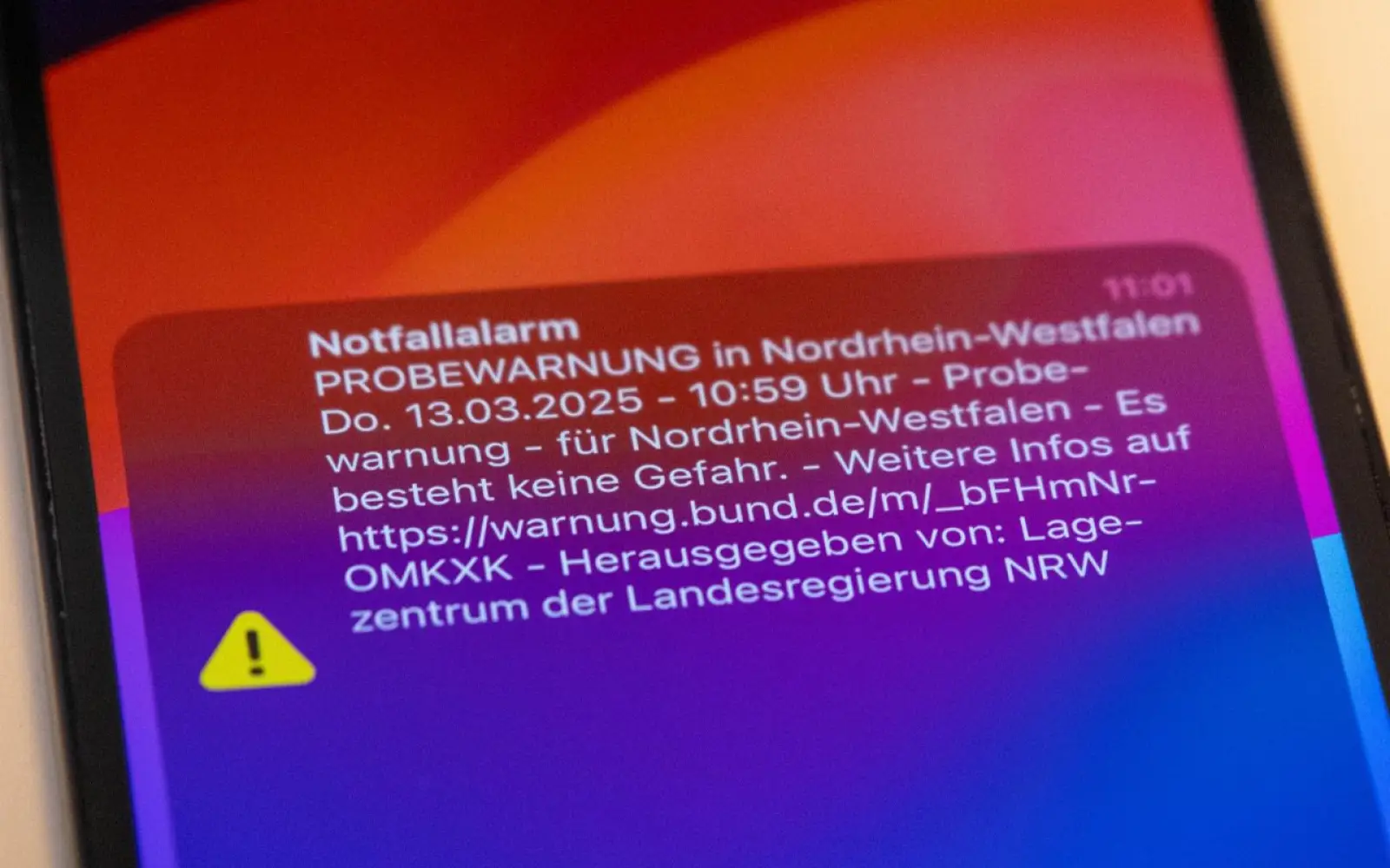 Eine Testwarnung wurde am Warntag über das Cell-Broadcast-System auf ein Smartphone gesendet und informierte darüber, dass keine Gefahr bestand. Foto: ah