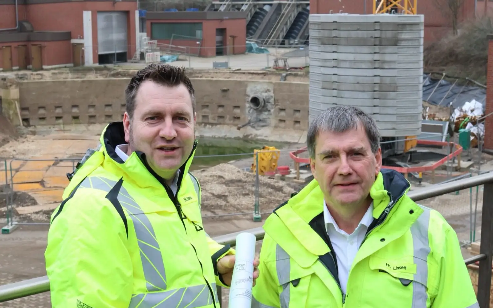 Sebastian Beck und Uwe Linsen (von links) auf der Kläranlage Duisburg-Hochfeld. Foto: Nikolay Dimitrov / Wirtschaftsbetriebe Duisburg