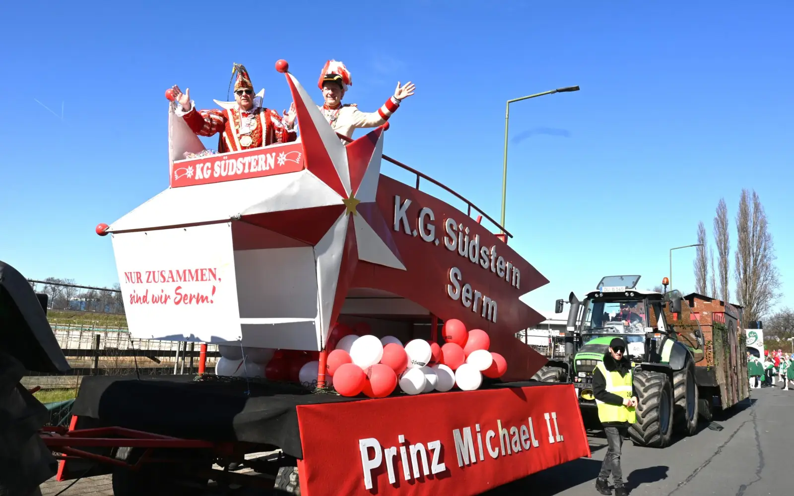 Bei strahlend blauem Himmel konnten Prinz Michael II. und Hofmarschall Stefan die Umzüge in Serm und Duisburg genießen. Foto: sam