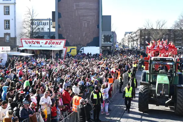 Rosenmontagszug Duisburg: 38.000 Jecken strahlten mit der Sonne um die Wette