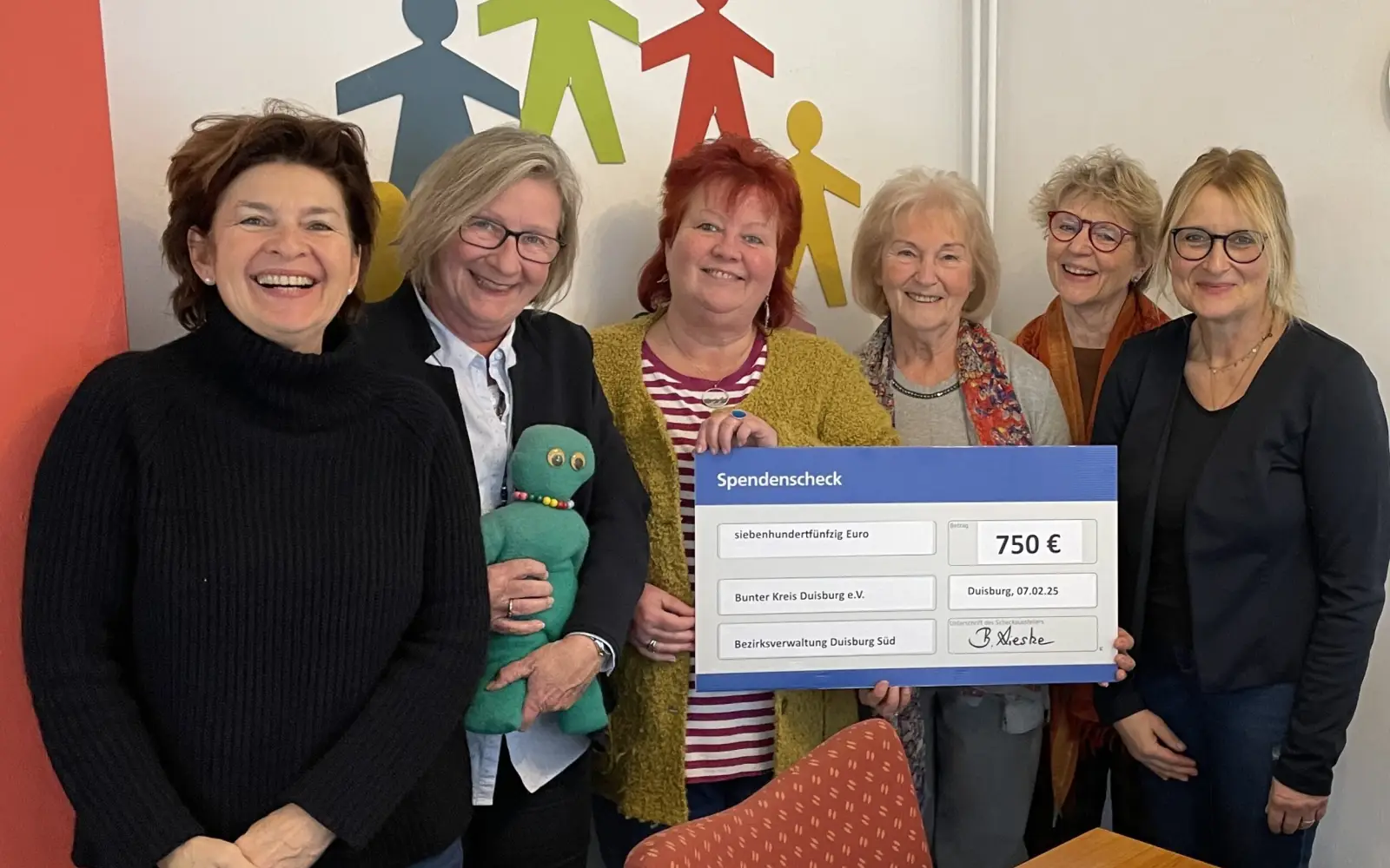 Dr. Sassa von Roehl, Angelika Kleinefeldt, Beate Lieske, Dr. Gabriele Weber, Heide-Margret Apel und Antje Bandemer (von links) bei der Spendenübergabe. Foto: privat