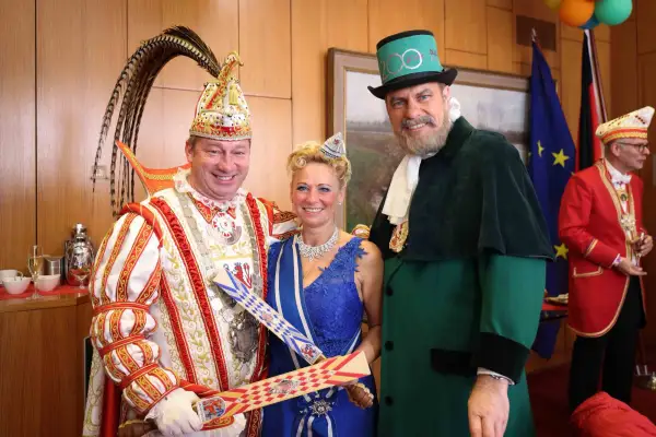 Rosenmontagszug in Düsseldorf: 700.000 Jecken feiern unter dem Motto „200 Johr – Hütt on wie et wor“