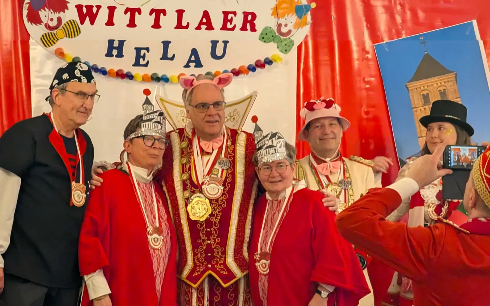 Der Prinz und die neuen Ordensträger posieren für ein Foto (von links) Reinhold Richter, Barbara auf der Heiden-Schlich, Prinz Michael II. (Michael Germ), Susanne Hundgeburt und Hofmarschall Stefan Korell. Foto: ah