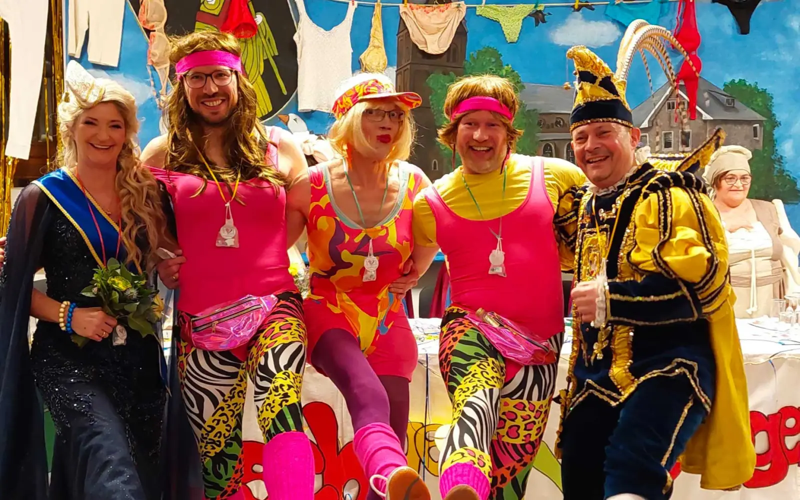 Das Männerballett, das waren Philipp Ahlmann, Klaus Lindenau und Herbie Schwartz (von links), hat auch dieses Jahr für wahre Begeisterung gesorgt. Hier versuchen sie sich noch einmal nach der Aufführung gemeinsam mit Prinz Christoph I. und seiner Venetia Diana I. Foto: Georg Klein