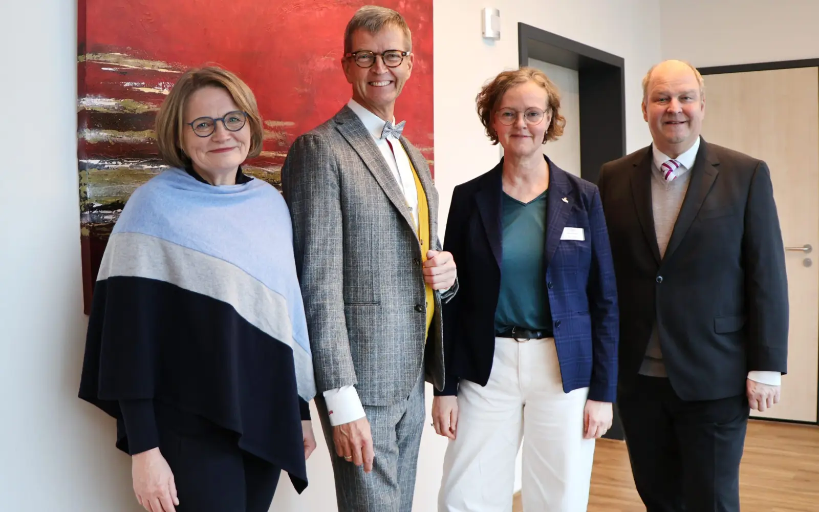 Bürgermeisterin Klaudia Zepuntke und Bürgermeister Josef Hinkel engagieren sich für das Friederike Fliedner Hospiz Kaiserswerth. Einrichtungsleiterin Elisabeth Siemer und Vorstand Dr. Holger Stiller (von links) begrüßen ihre Unterstützung. Foto: Kaiserswerther Diakonie/A. Debusmann
