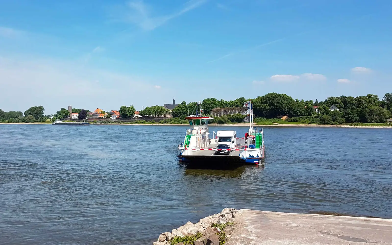 Die Fähre „Michaela II“ verbindet Langst und Kaiserswerth und bietet eine malerische Überfahrt mit Blick auf den Rhein und die Kaiserpfalz. Archivfoto: ah