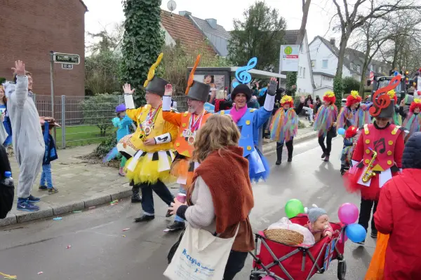 Veedelszoch und karnevalistisches Biwak in Lohausen