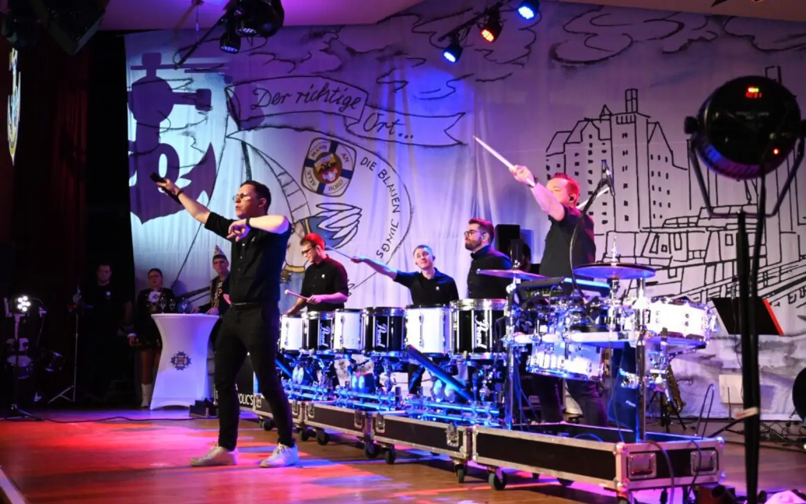 Die „Drummerholics“ boten eine faszinierende Show – musikalisch und optisch. Foto: sam