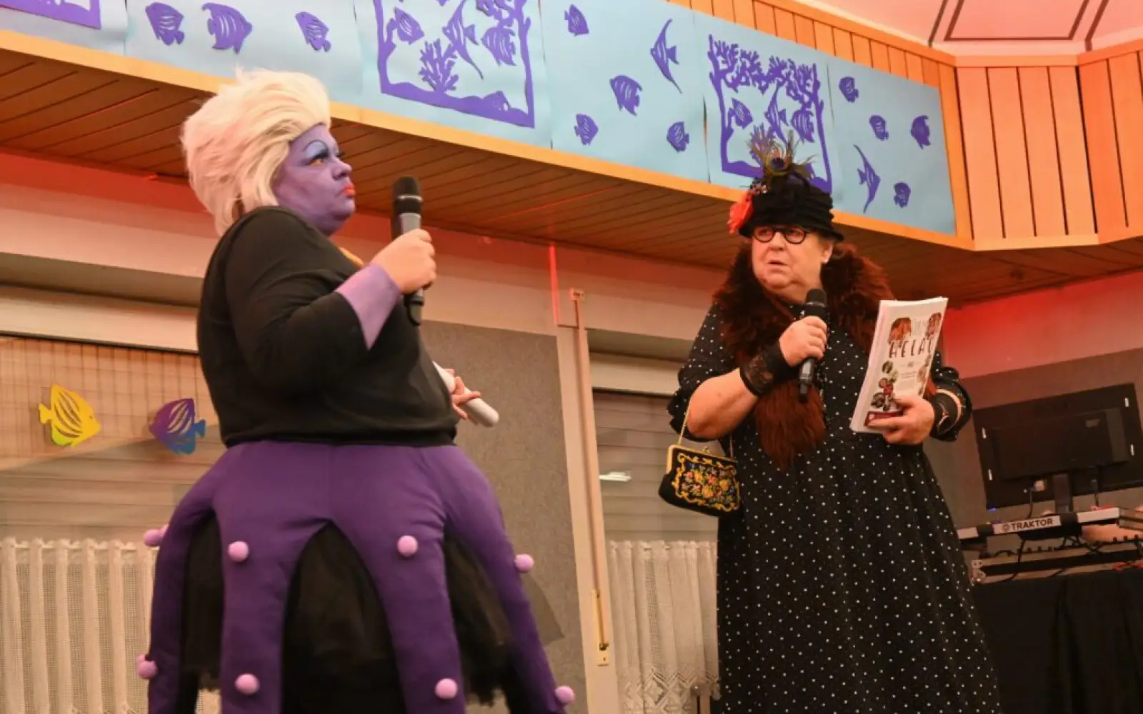 Den neuesten Dorftratsch hatten Tanja (Gung) Terörde (links) und Lilo Matschk dabei – unter anderem zum Prinzen und zum Brudermeister. Foto: sam