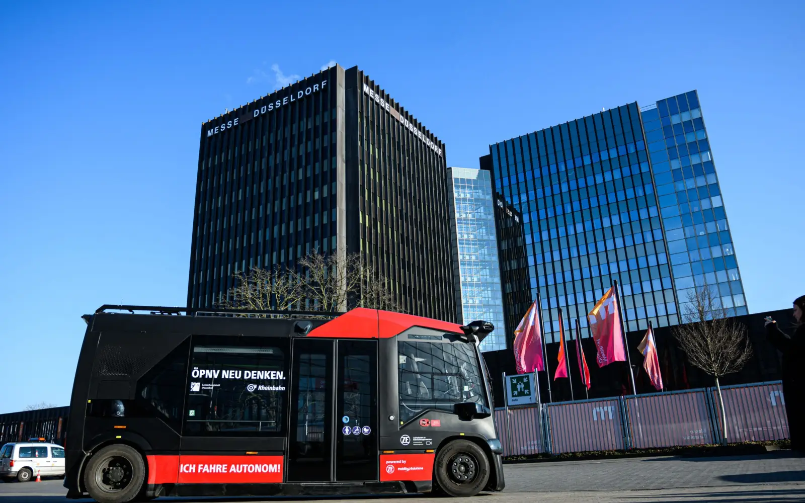 Das autonome Shuttle der Rheinbahn vor der Messe Düsseldorf im Rahmen der Fachmesse XPONENTIAL EUROPE 2025. Foto: Frederic Scheidemann