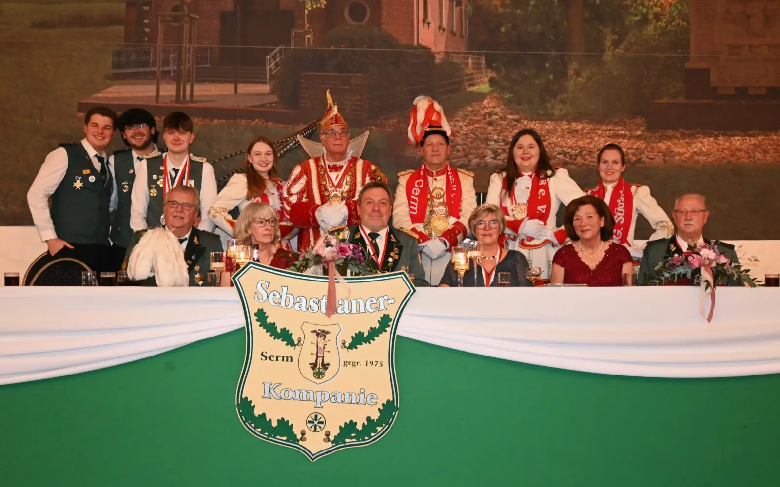 In Serm feiert man zusammen – wie hier das amtierende Königshaus der Schützen um König Uwe Kessel mit seiner Ehefrau Michaela sowie Prinz Michael II. mit Hofmarschall Stefan. Foto: sam