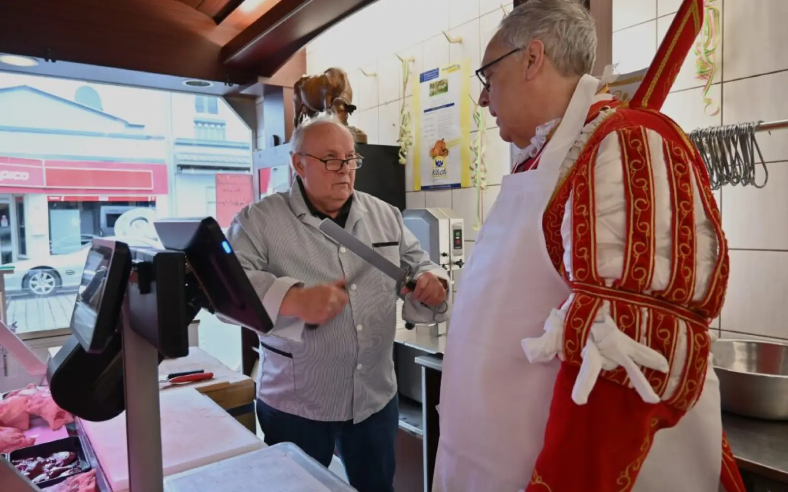 Bevor Prinz Michael II. das Karnevalsmett für den eigenen Gebrauch herstellte, zeigte ihm der Obermeister der Fleischerinnung, Franz-Josef van Bebber, wie man Messer richtig schleift. Foto: sam