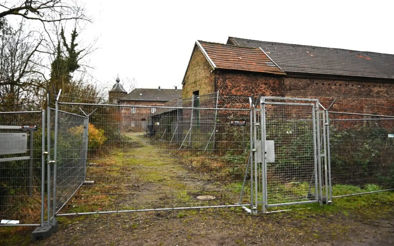 Ein stabiler Zaun umgibt mittlerweile das Gelände der einzig erhaltenen Wasserburg in Duisburg. Foto: sam