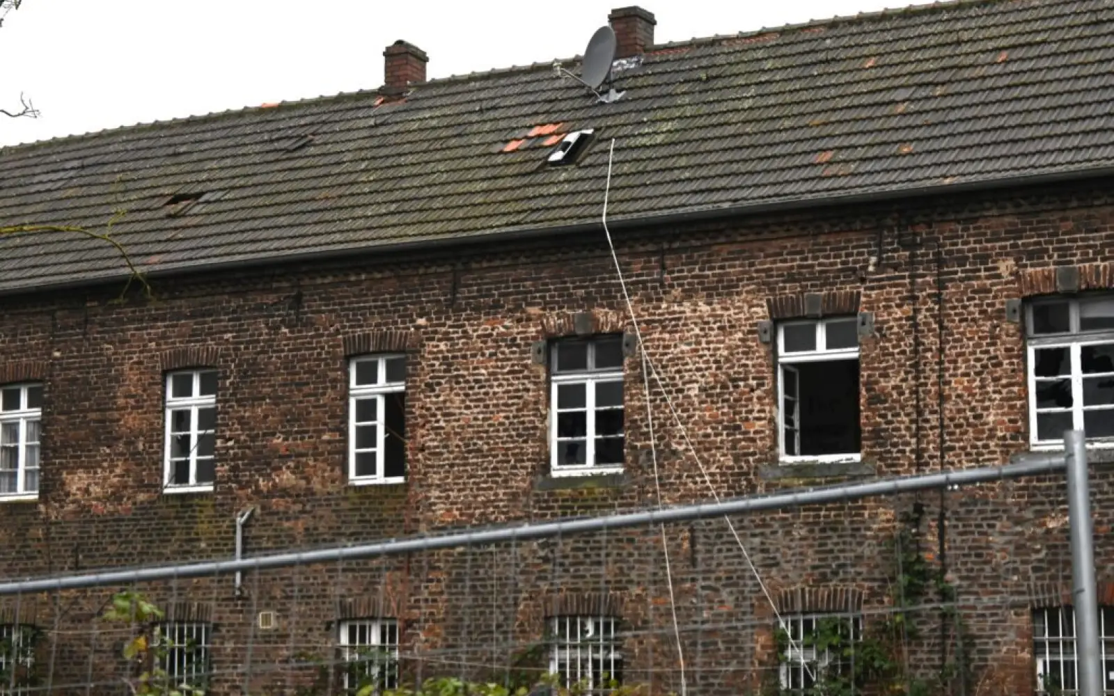 Noch nicht repariert oder ausgetauscht sind die Fenster im Obergeschoss. Foto: sam