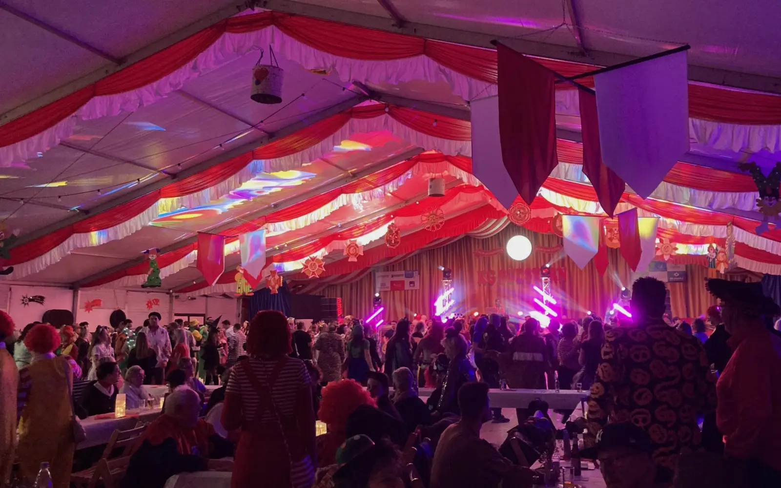 Eine tolle Kostümparty feierten mehrere Hundert Närrinnen und Narren am Samstagabend auf dem Südstern. Foto: sam