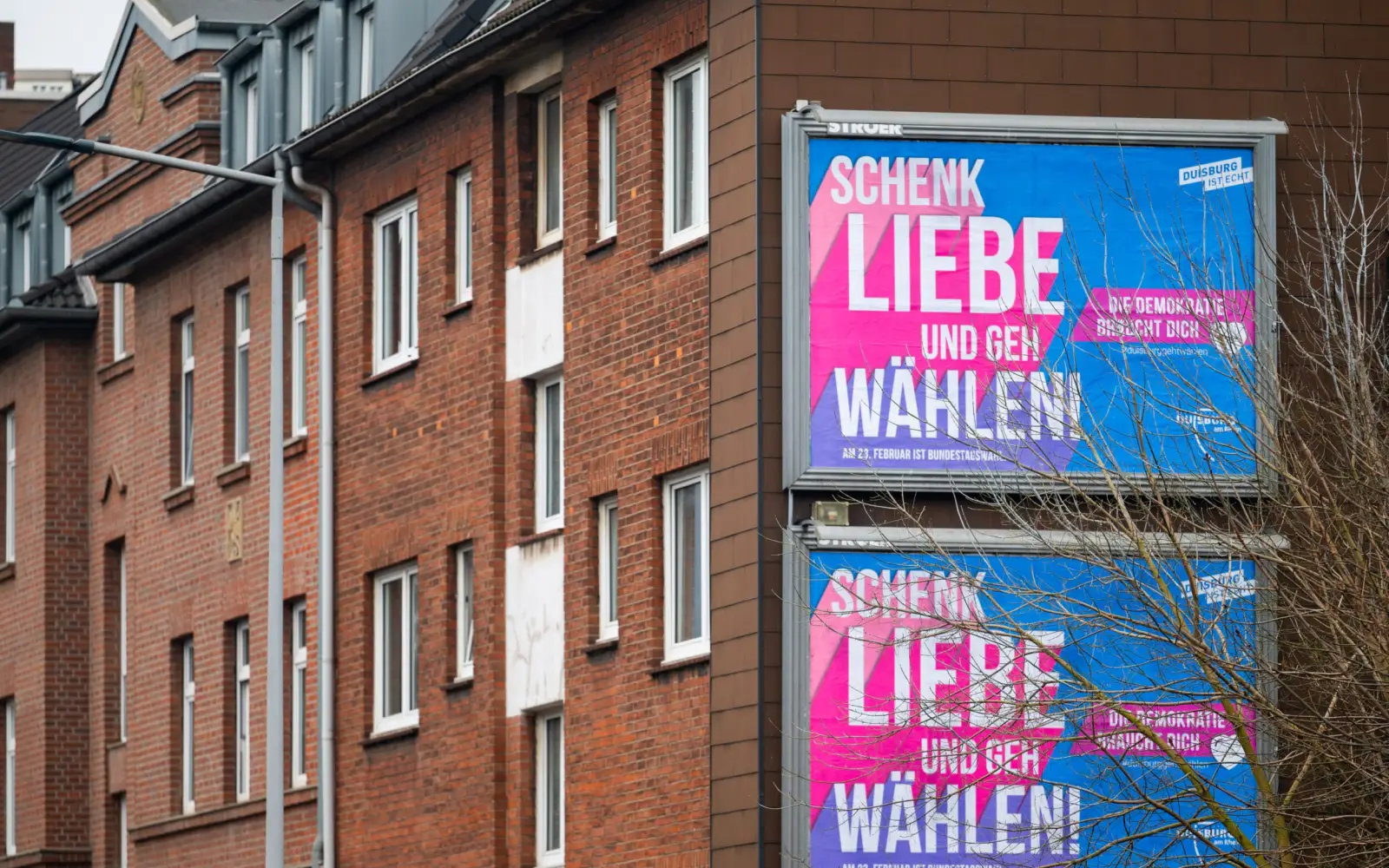 Plakate der Stadt Duisburg rufen die Bürger zur Stimmabgabe bei der Bundestagswahl auf. Die Plakate hängen im gesamten Stadtgebiet. Foto: Tanja Pickartz / Stadt Duisburg