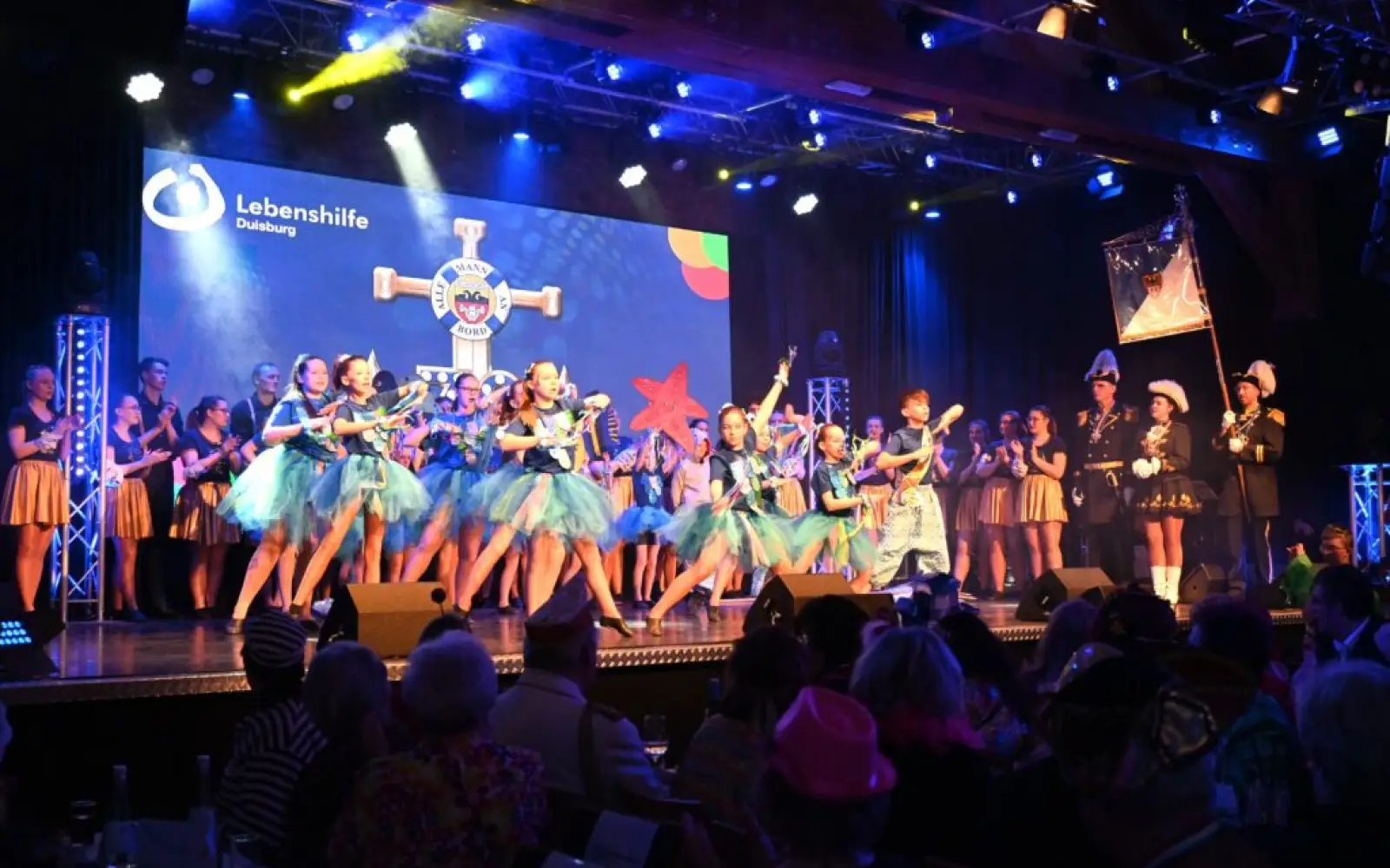 Das bunte Bild der Tanzgarde der KG „Alle Mann an Bord“ war eines von zahlreichen fantasievollen Choreografien, die auf der Bühne zu sehen waren. Foto: sam