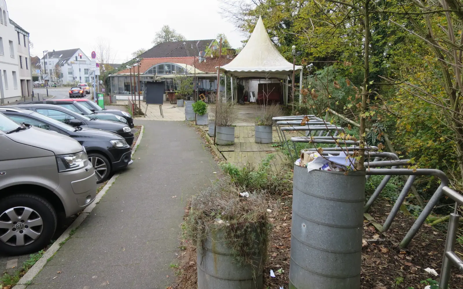 Das leerstehende Restaurant „Werthvoll“ ist kein einladender Blickfang an der St.-Göres-Straße. Foto: hs