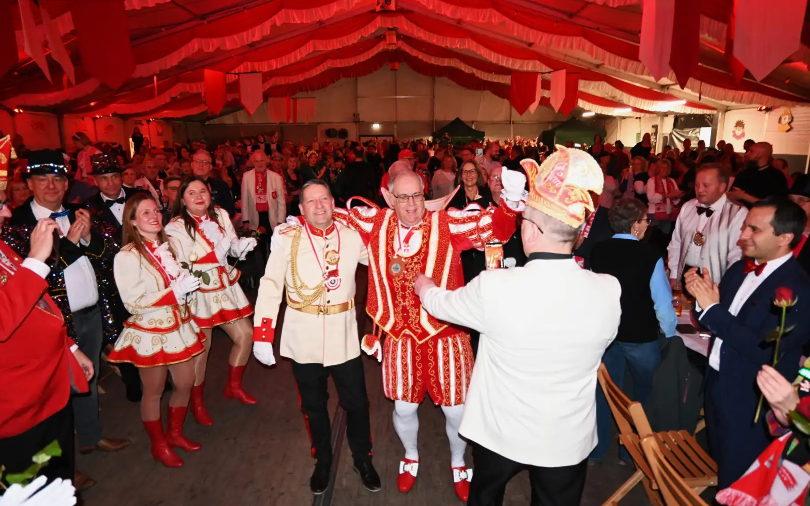 Es dauerte sehr lange, bis Prinz Michael II. (Germ) sich seinen Weg durchs Festzelt gebahnt hatte. An seiner Seite: Hofmarschall Stefan (Korell). Foto: sam