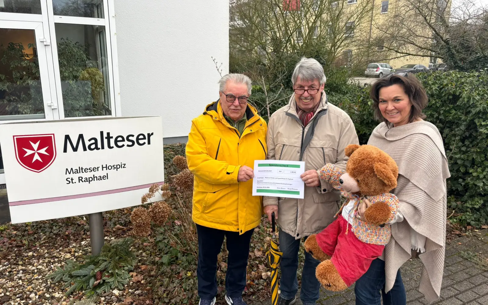 Günter Grommes und Harald Haarmann übergeben Scheck an das Malteser Hospiz  St. Raphael. 	Foto: privat