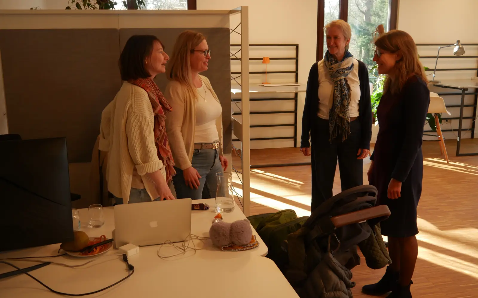 Sarah Greifswald (links) und Julia Nau (mitte) nutzen den kiwifalter und freuten sich über das Gespräch mit der Ministerin. Foto: sam