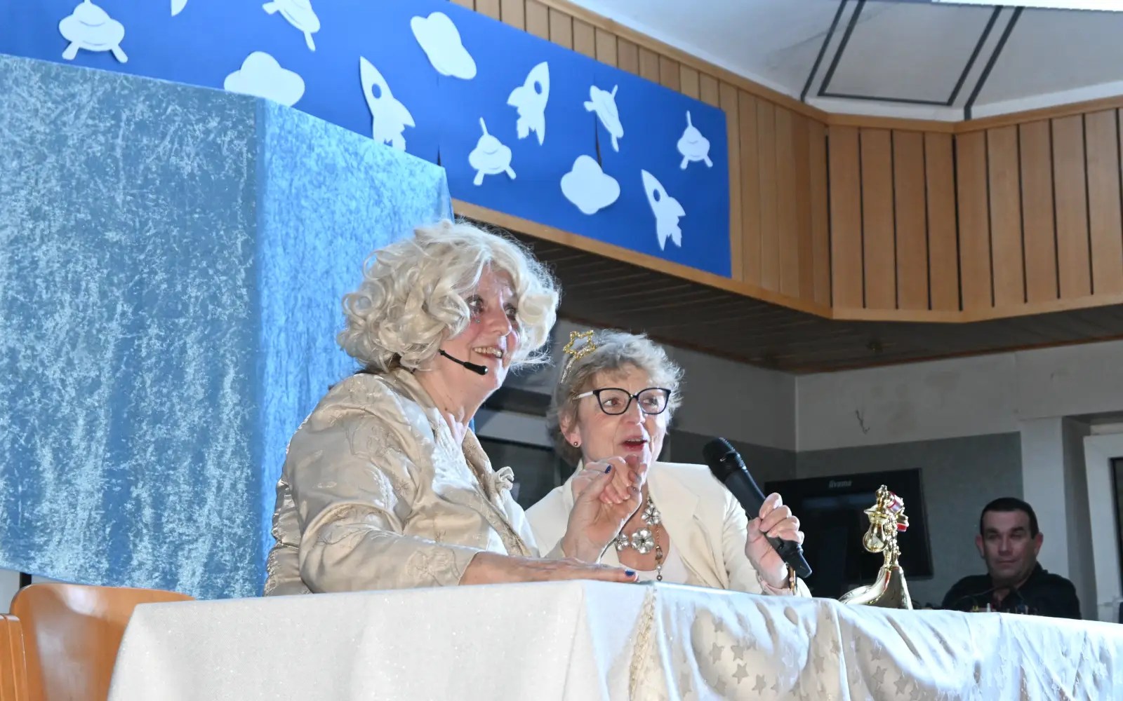 Moni Simon (links) und Heide Apel erzählten "Neues aus dem Himmel". Foto: sam