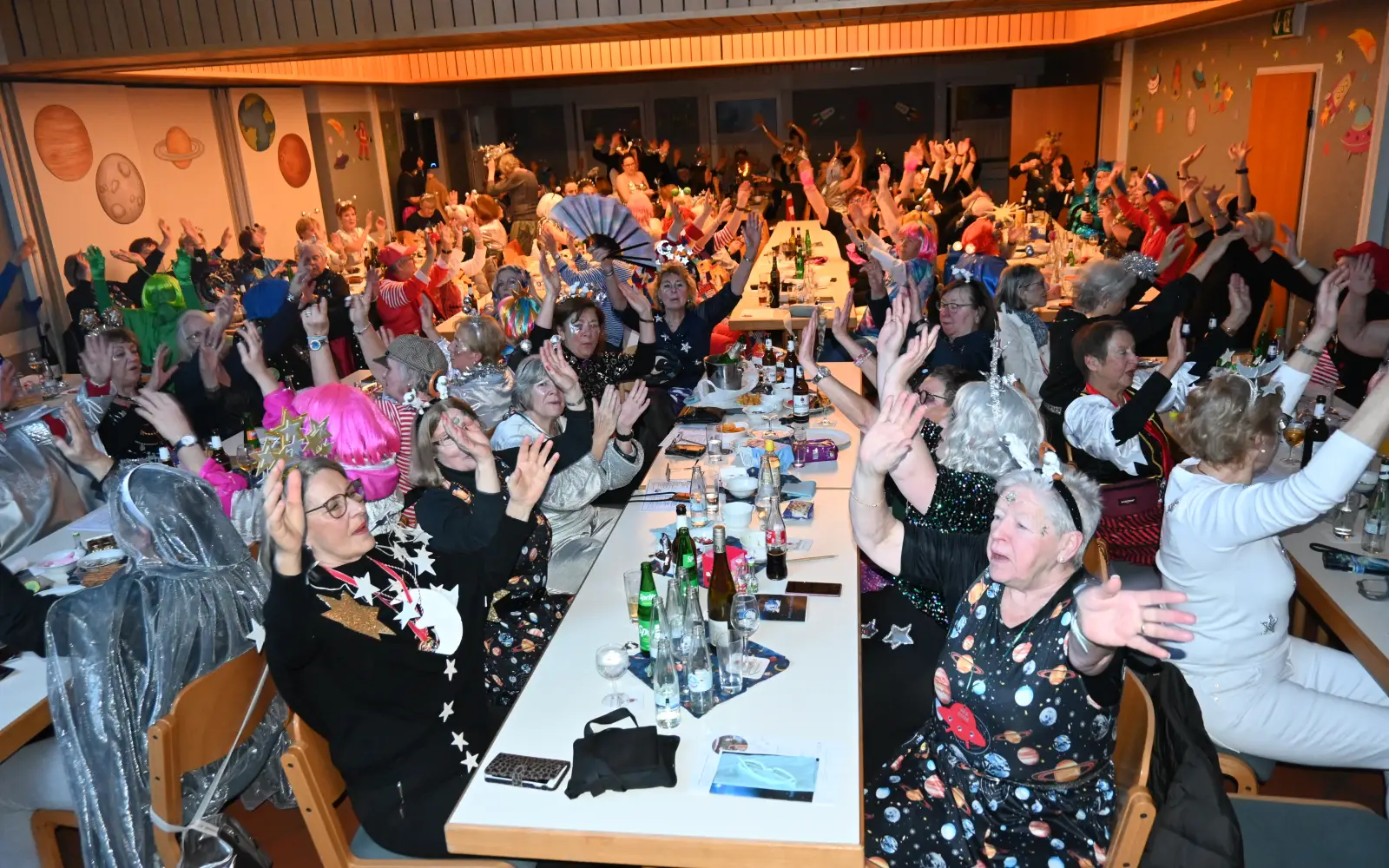 Im ausverkauften Gemeindezentrum Herz-Jesu hatten mehr als 100 Frauen ihren Spaß. Foto: sam