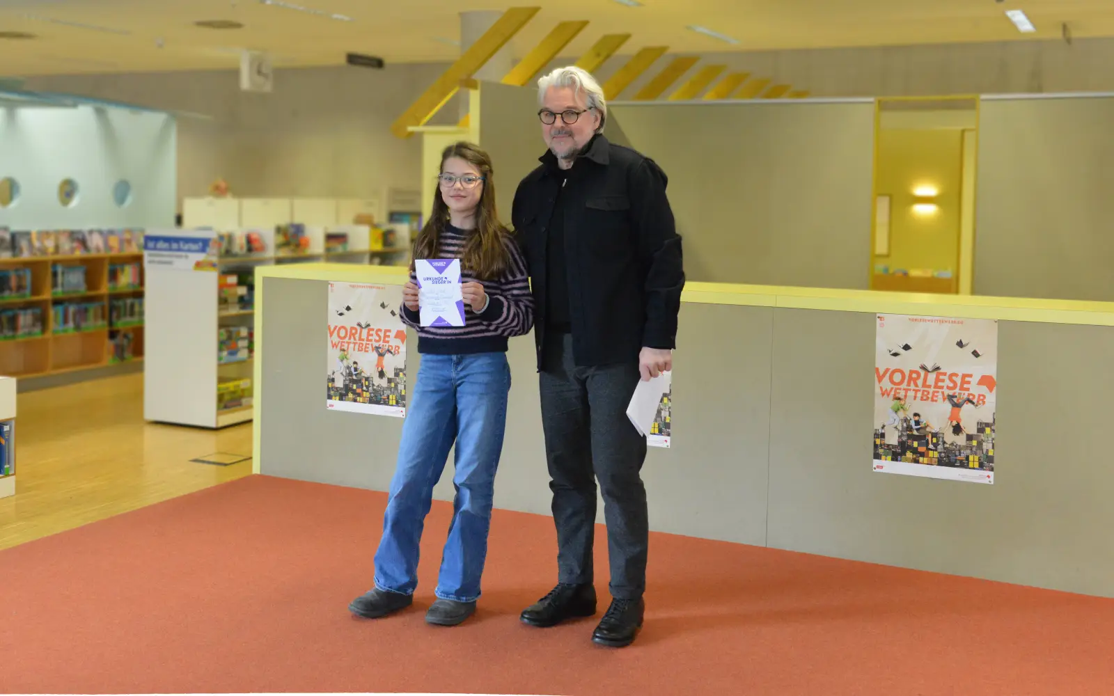 Jury-Mitglied Martin Baltscheit gratulierte Clara Seauve vom Mannesmann-Gymnasium. Foto: Stadtbibliothek Duisburg