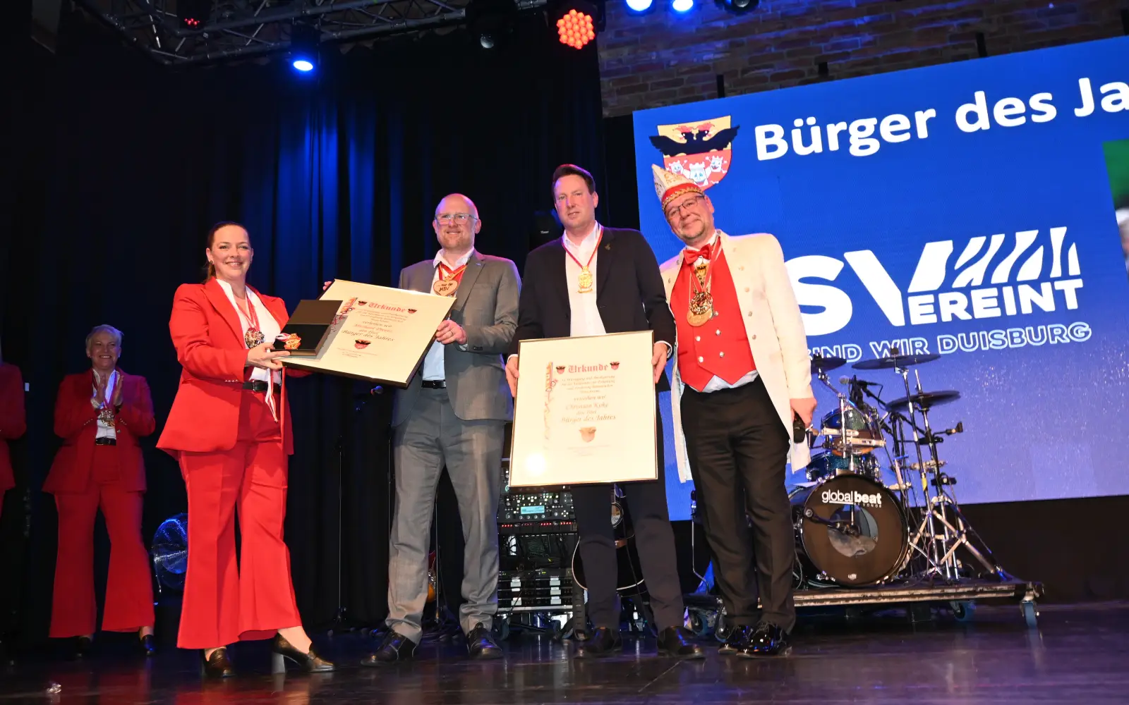 Für seine Verdienste um das Brauchtum wurde MSV-Marketingchef Christian Koke vom HDK mit dem Ehrentitel „Bürger des Jahres 2026“ ausgezeichnet (von rechts): HDK-Präsident Michael Jansen, Christian Koke und Oberbürgermeister Sören Link. Foto: sam