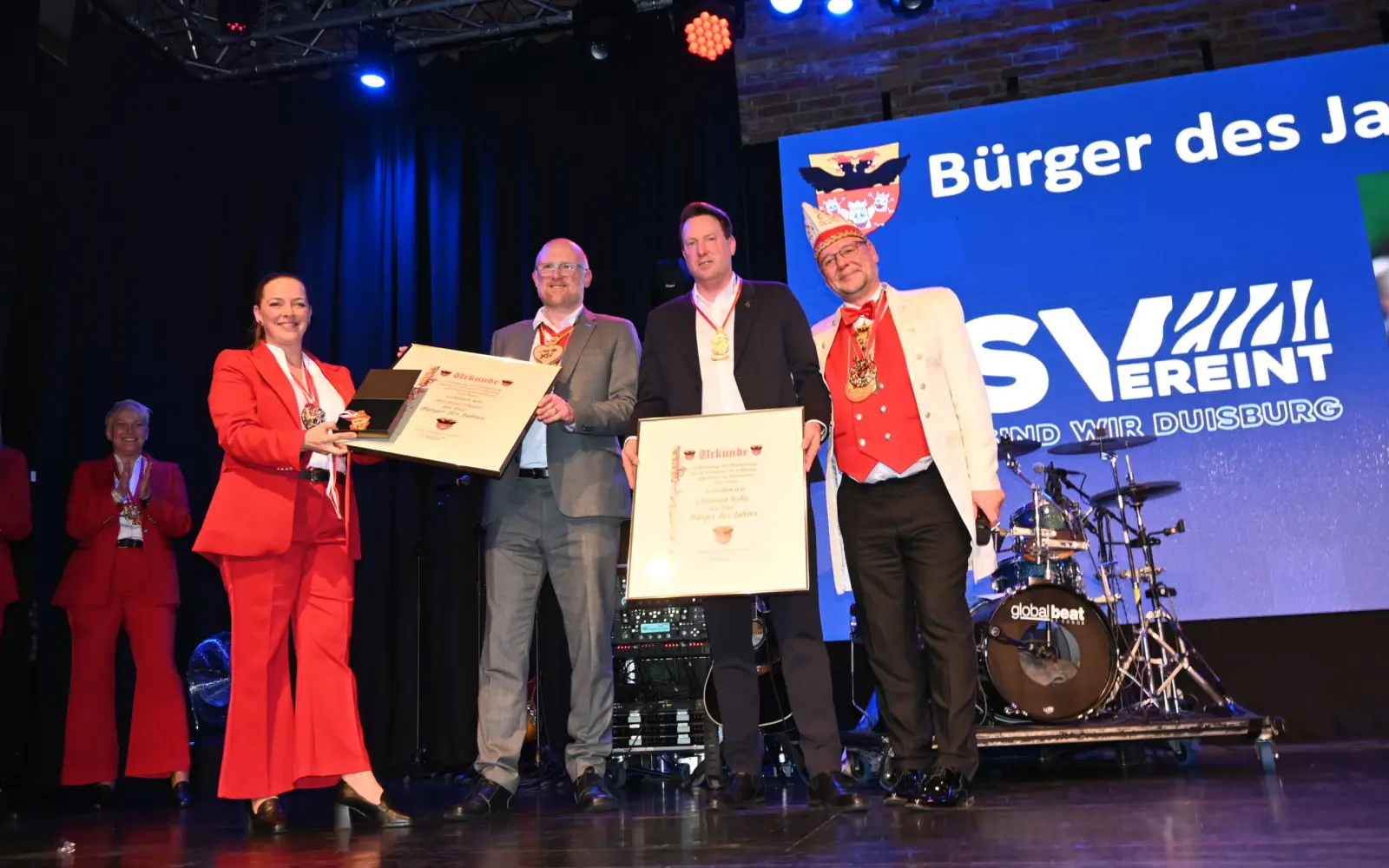 Für seine Verdienste um das Brauchtum wurde MSV-Marketingchef Christian Koke vom HDK mit dem Ehrentitel „Bürger des Jahres 2026“ ausgezeichnet (von rechts): HDK-Präsident Michael Jansen, Christian Koke und Oberbürgermeister Sören Link. Foto: sam