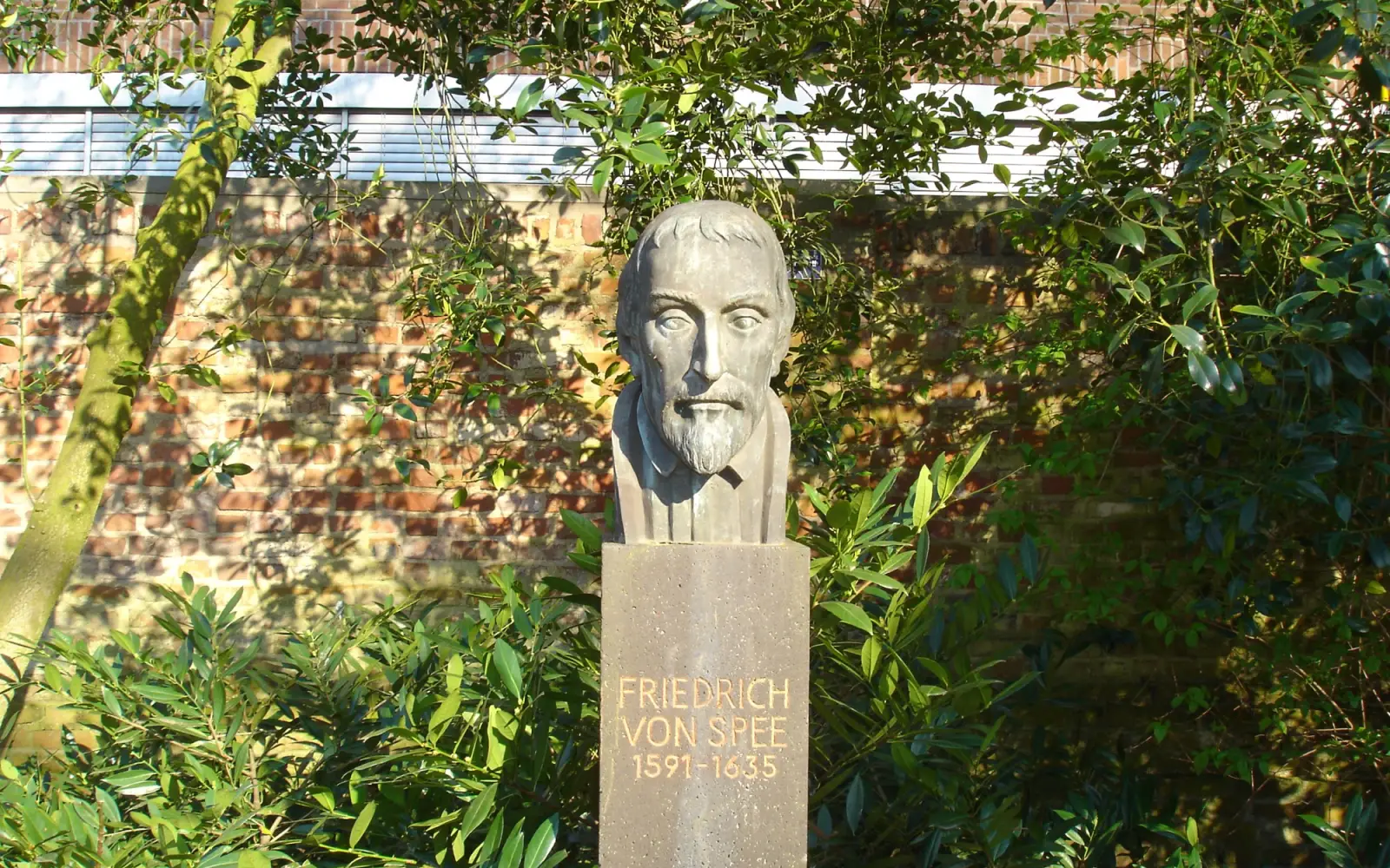 Die Büste von Friedrich Spee an der Burgallee in Kaiserswerth erinnert an den berühmten Sohn der Stadt. Archivfoto: ah