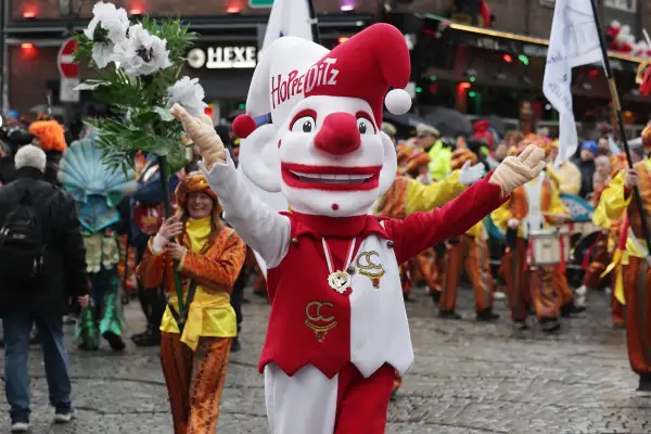 „Mer Bliewe Bunt – Ejal Wat Kütt!“: 700.000 feiern beim Rosenmontagszug