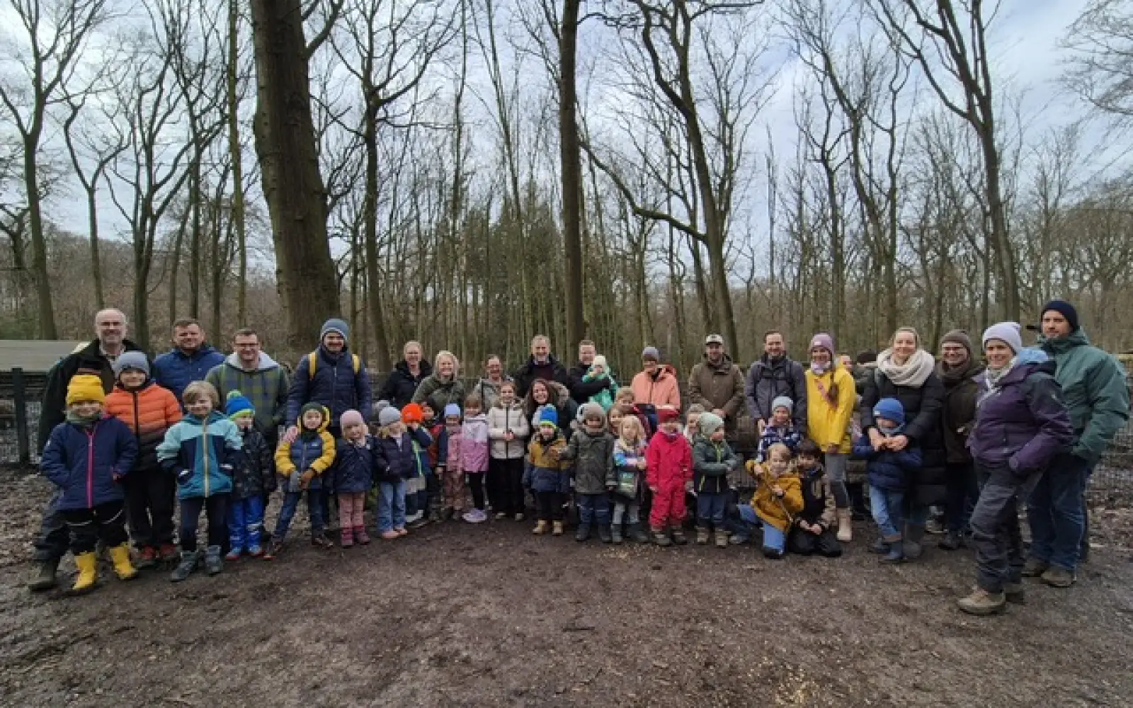 Mehr als 1.000 Kilogramm Eicheln hatten die Kinder im Herbst auf dem Schulhof in Mündelheim für die Tiere im Stadtwald abgegeben. Nun bedankte sich Stadtförster Stefan Jeschke bei ihnen mit einer Walderlebnisaktion. Foto: privat