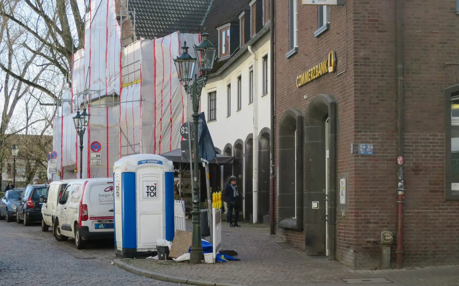 Der Kaiserswerther Markt mit der Blütenpracht der japanischen Brautkirsche Ende März. Foto: hs