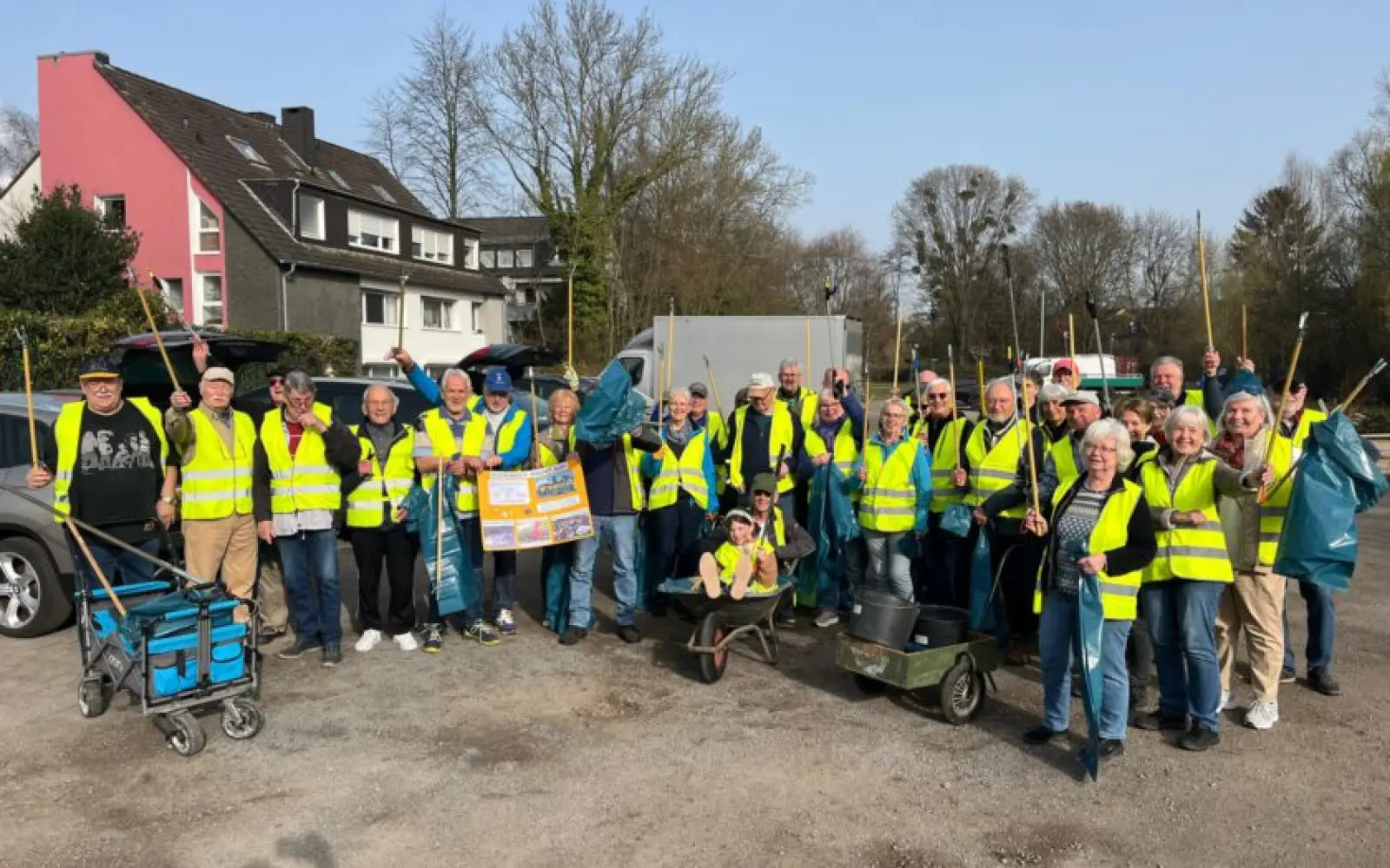 35 Helferinnen und Helfer trafen sich morgens zum „Saubermachen“ auf dem Schützenplatz in Huckingen. Foto: privat