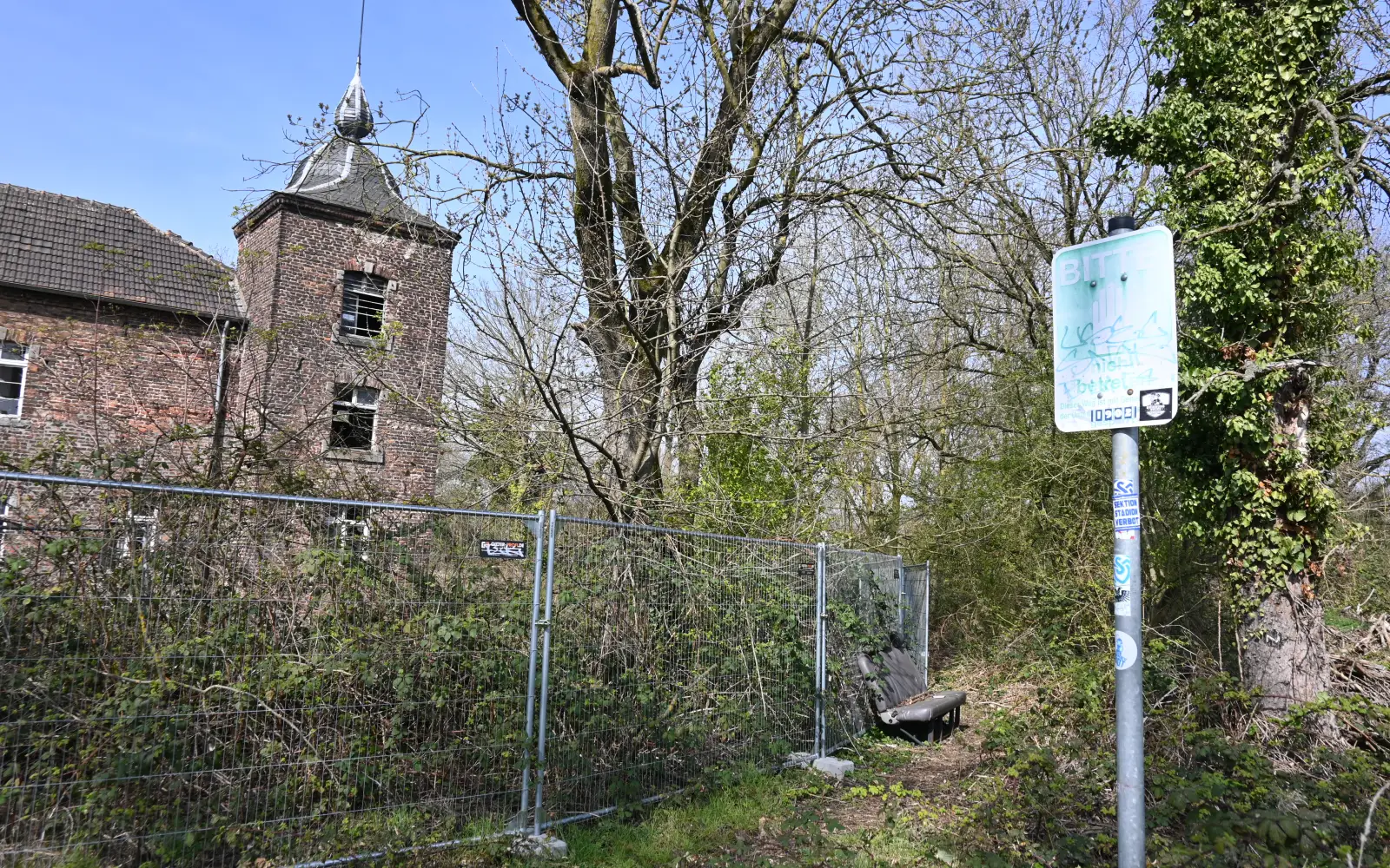 Um die alte Wasserburg darf man derzeit nicht ganz herum gehen. Foto: sam