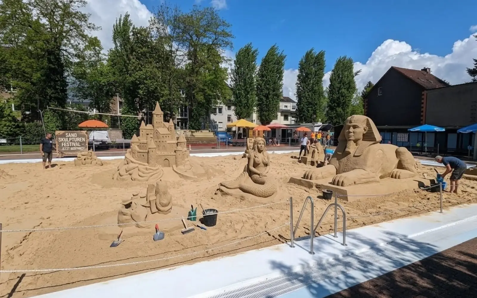 Sandskulpturen im Schwimmbecken des Freibads Kaiserswerth, so könnte es aussehen. Foto: KI-generiert