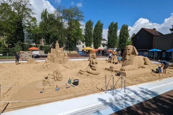 Sandskulpturen-Festival im Freibad Flossen weg