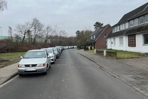Dauerbrenner Parkärger:  Wenn eine Straße zur Flughafen-Garage wird