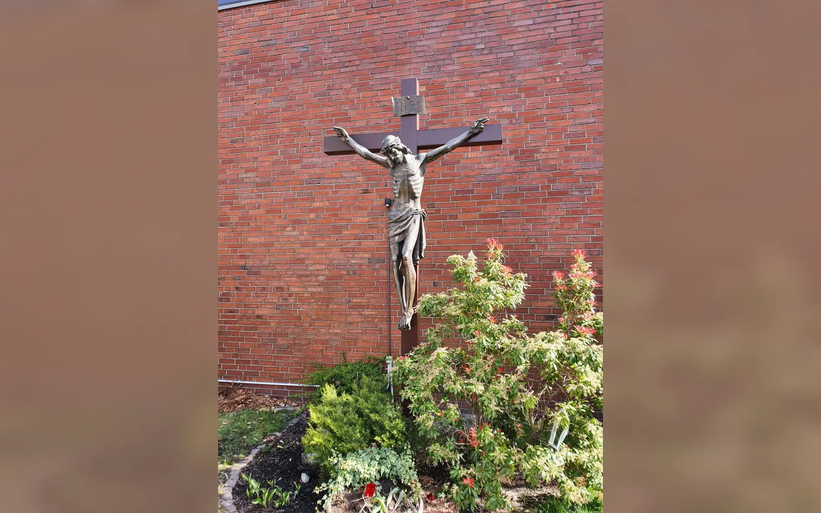 Das Kreuz, das jetzt einen neuen Platz gefunden hat, befand sich früher an der Außenseite der Kirche St. Joseph. Archivfoto: privat