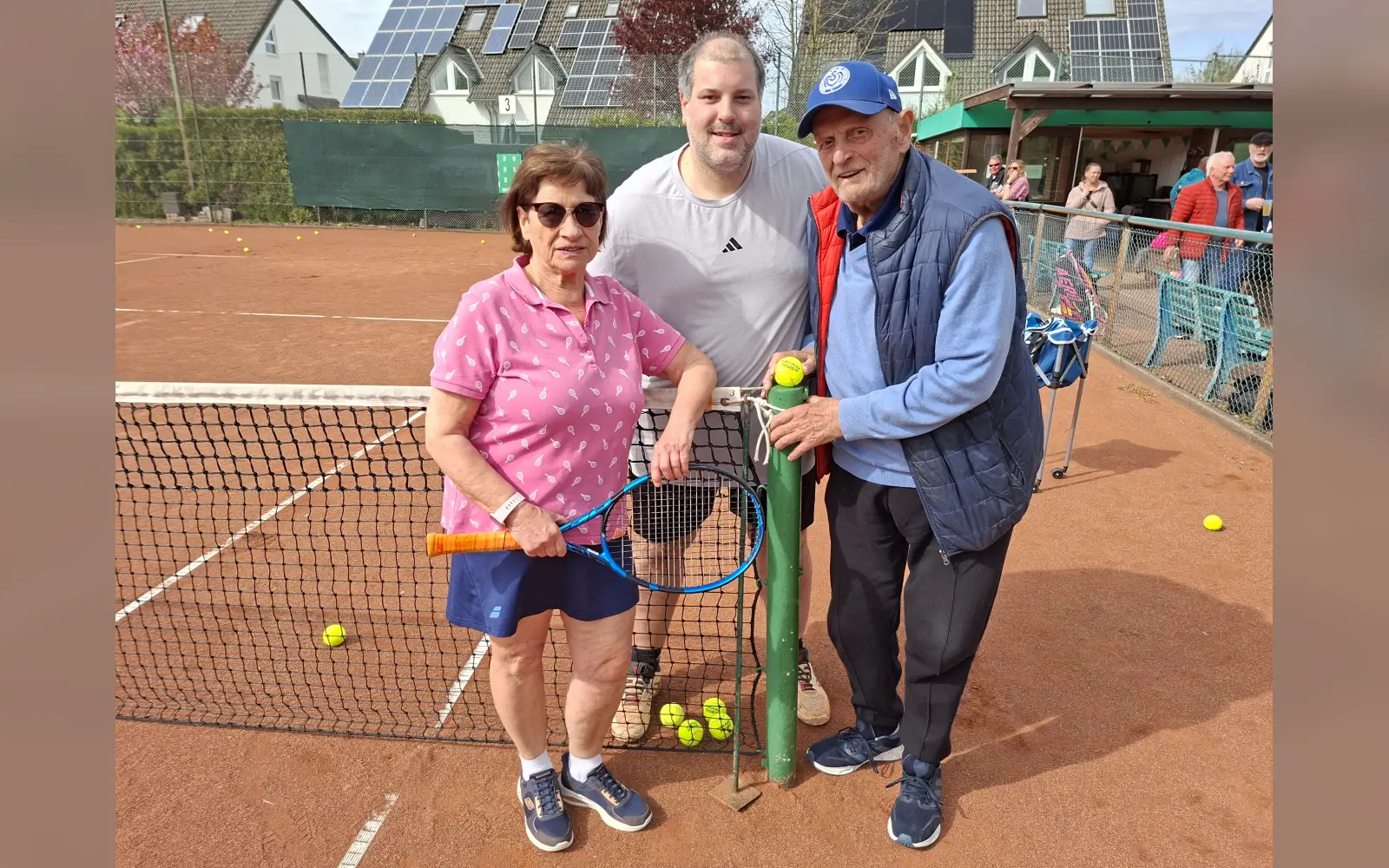 Brückenschlag zwischen Tradition und Moderne: Roswitha Weber, Marko Milatovic und der 88-jährige Klaus Sichau (von links) sind der Tennisabteilung seit viel Jahren eng verbunden. Foto: privat