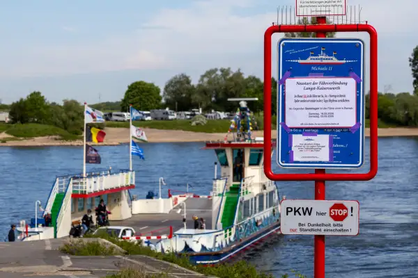 Rheinfähre zwischen Kaiserswerth und Langst-Kierst legt wieder ab
