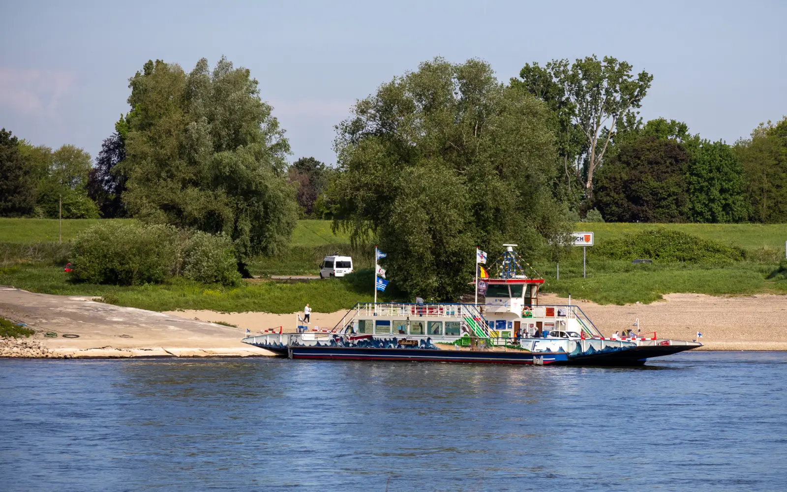 Die "Michaela II" am Langster Ufer, bereit zur Überfahrt nach Kaiserswerth. Foto: ah